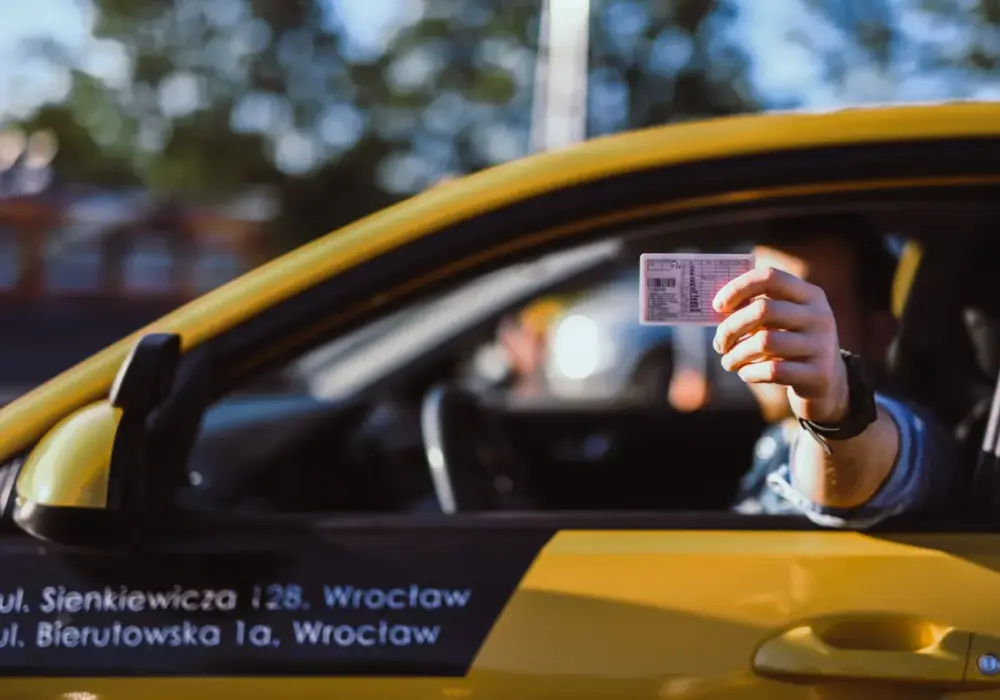 Czy trzeba mieć przy sobie prawo jazdy? Sprawdź zasady