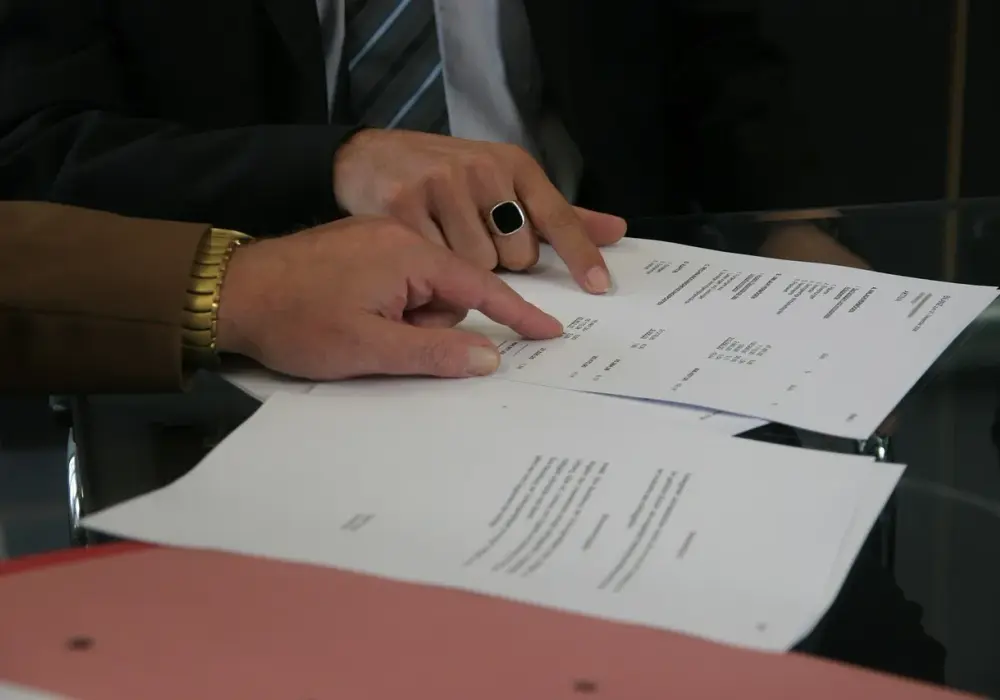 Ile kosztuje przeniesienie własności u notariusza? Sprawdź ukryte opłaty