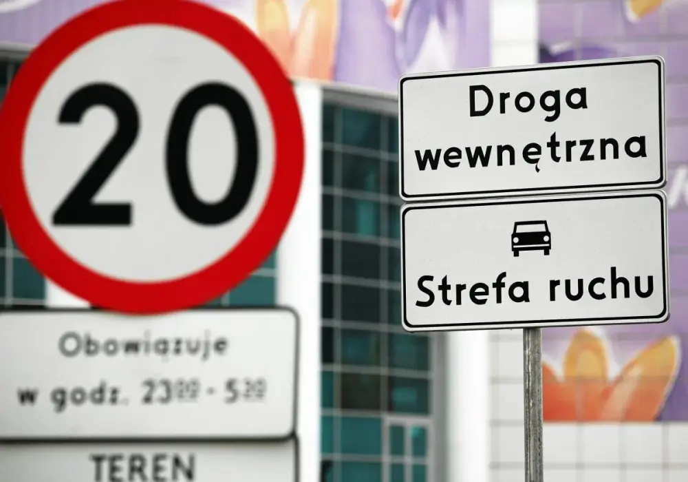 Strefa ruchu - co oznacza znak D-52 i jak jeździć bez błędów