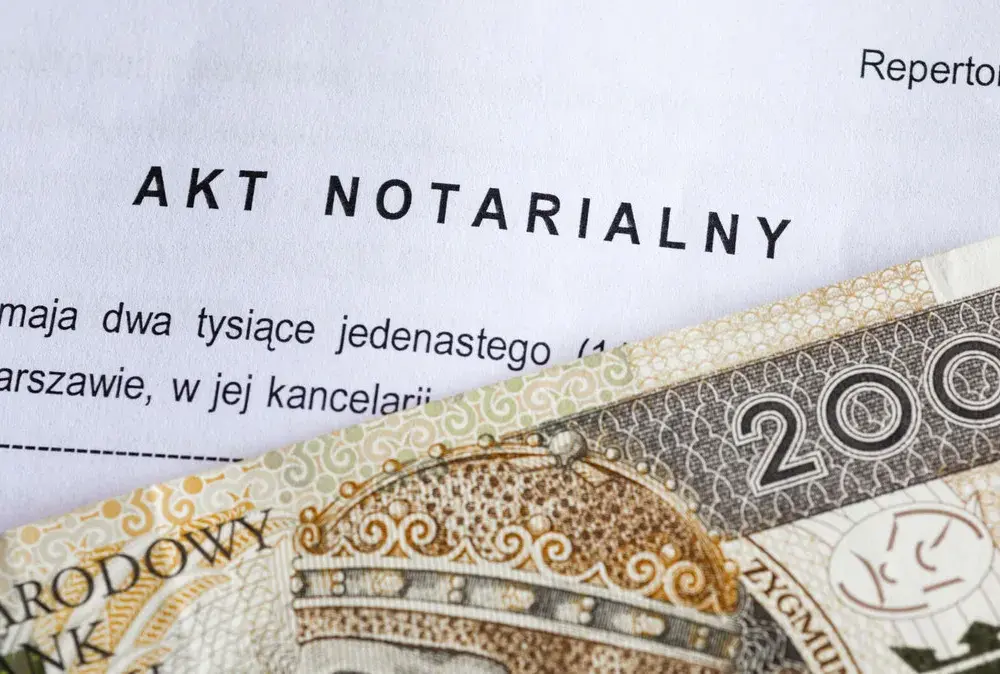 Czy notariusz jest prawnikiem? Poznaj jego kwalifikacje i rolę