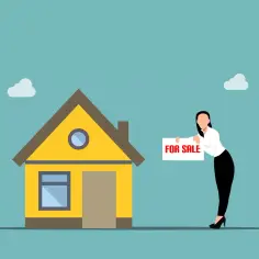 Kobieta z tabliczką "FOR SALE" przy żółtym domu. Szybka sprzedaż mieszkania przed upływem 5 lat.