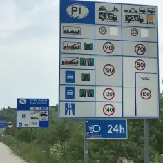 Znaki drogowe w Polsce informują o ograniczeniach prędkości: 50, 70, 80, 90, 100, 120, 140 km/h.
