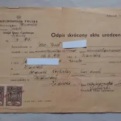 Odpis skrócony aktu urodzenia z pieczątkami i dwoma znaczkami opłaty skarbowej.