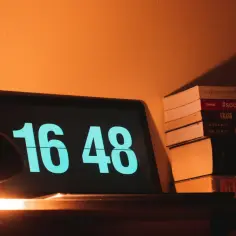 Zegar na ekranie pokazuje 16:48. Ile przerwy na 8 godzin pracy? Czas na odpoczynek po dniu nauki i pracy.