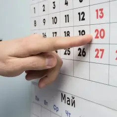 Palec wskazuje datę 20 na kalendarzu. To ważny dzień, być może związany z art. 36 Kodeksu pracy.