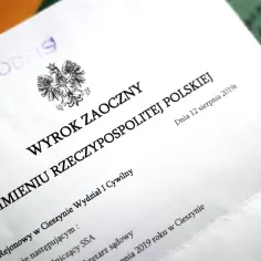 Fragment dokumentu sądowego z pieczęcią "ODPIS" i godłem Polski.