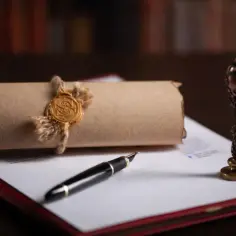 Zapieczętowany testament, pióro i pieczęć – to symbole, które mogą pomóc zrozumieć, jakie są rodzaje testamentów i jak je sporządzić.