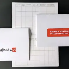 Książka kontroli przedsiębiorcy i dokumentacja z nią związana, gotowe do uporządkowania spraw firmy.