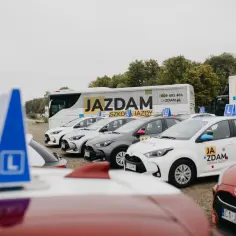 Szkoła jazdy "Ja Zdam" z autami i autokarem. Dowiedz się, od ilu lat można robić prawo jazdy i zacznij naukę!