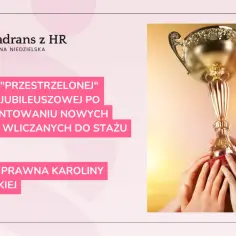 Złoty puchar w dłoniach symbolizuje nagrodę jubileuszową nauczycieli. Analiza prawna Karolina Niedzielskiej.