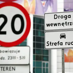 Znak "Strefa ruchu" z ograniczeniem do 20 km/h. Obowiązuje w godzinach 23:00-5:30.
