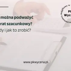 Ręka nad kalkulatorem, obok dokumentów. Pytanie: "Czy można podważyć operat szacunkowy? Kiedy i jak to zrobić?". Logo PK Wycena.