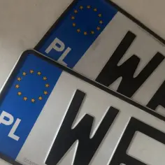 Dwie polskie tablice rejestracyjne z literami "WE". Nieprzerejestrowanie samochodu grozi karą.