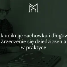 Dziadek i wnuczka grają w warcaby. Tekst na ekranie: "Jak uniknąć zachowku i długów? Zrzeczenie się dziedziczenia w praktyce".
