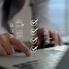 Dłoń na touchpadzie laptopa, nad nią wirtualne dokumenty z zaznaczonymi zadaniami. Proces weryfikacji i zatwierdzania dokumentów, jak np. NIP-2.