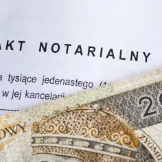Czy notariusz jest prawnikiem? Poznaj jego kwalifikacje i rolę