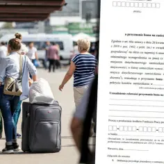 Osoby z bagażami na dworcu, jedna z nich trzyma dokument "bon na zasiedlenie".