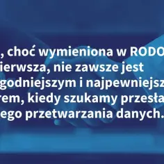Dwie dłonie ściskają się na tle symbolizującym przetwarzanie danych osobowych. Tekst: "Zgoda, choć wymieniona w RODO jako pierwsza, nie zawsze jest najwygodniejszym i najpewniejszym wyborem, kiedy szukamy przesłanek legalnego przetwarzania danych.