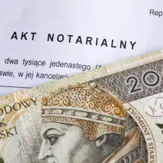 Akt notarialny i banknot 200 zł.