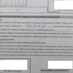 Oświadczenie osoby uprawnionej o stanie instalacji elektrycznej. Dokument zawiera dane o kwalifikacjach i odpowiedzialności za wykonanie instalacji.