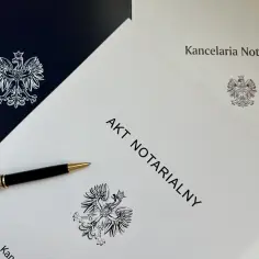 Akt notarialny czeka na podpis. Obok pióro i godło Polski.