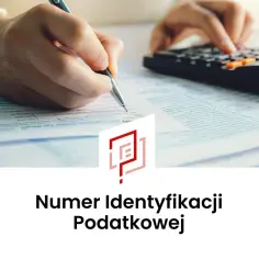 Ręce wypełniające dokumenty i korzystające z kalkulatora. Dowiedz się, jak sprawdzić swój NIP.