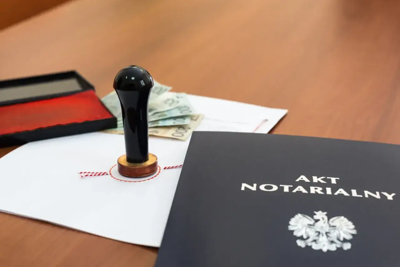 Akt notarialny, pieczęć i pieniądze na stole. Dokumenty gotowe do podpisania, być może dotyczą służebności mieszkania.