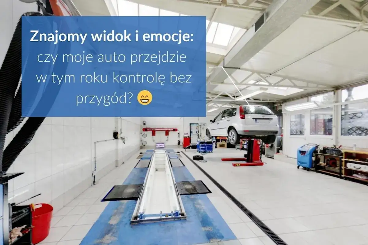 Warsztat samochodowy z podniesionym autem na podnośniku. Czy koszt badania technicznego będzie niski?