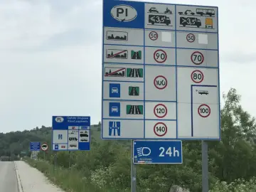 Znaki drogowe w Polsce informują o ograniczeniach prędkości: 50, 70, 80, 90, 100, 120, 140 km/h.