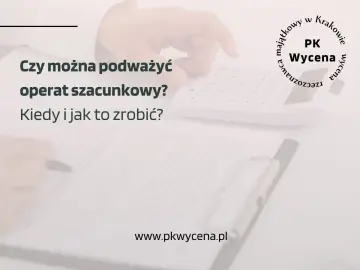 Ręka nad kalkulatorem, obok dokumentów. Pytanie: "Czy można podważyć operat szacunkowy? Kiedy i jak to zrobić?". Logo PK Wycena.