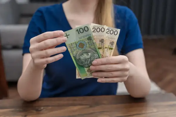 Świadczenie rodzicielskie to 1000 zł dla osób bez zasiłku macierzyńskiego. Sprawdź, jak złożyć wniosek, kto może je dostać i jak uniknąć błędów. Zobacz!