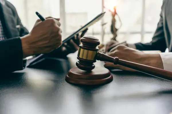 Czy radca prawny to mecenas? Odkryj różnice i podobieństwa