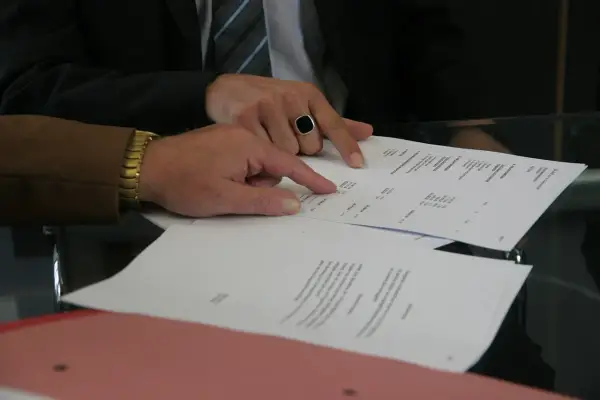 Ile kosztuje przeniesienie własności u notariusza? Sprawdź ukryte opłaty