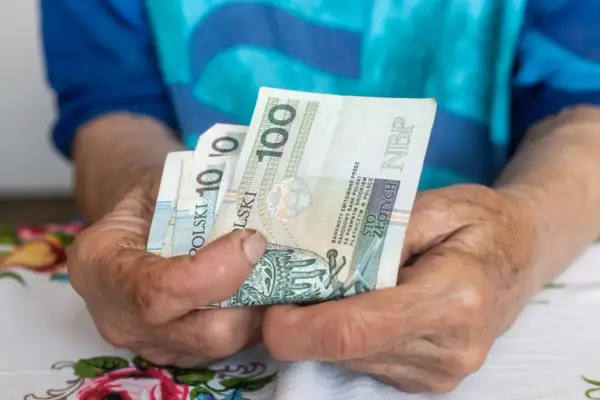 Najniższa emerytura w Polsce 2026 - Ile na rękę i kto ją otrzyma?