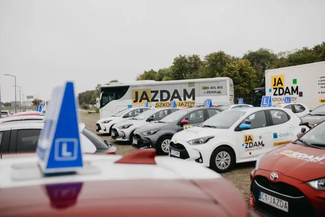 Szkoła jazdy "Ja Zdam" z autami i autokarem. Dowiedz się, od ilu lat można robić prawo jazdy i zacznij naukę!