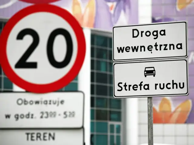 Znak "Strefa ruchu" z ograniczeniem do 20 km/h. Obowiązuje w godzinach 23:00-5:30.